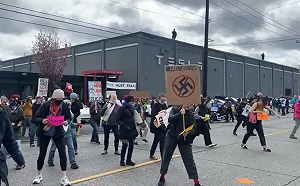 (影) 歐、美都掀反特斯拉浪潮! 羅馬燒毀17輛車 川普說馬斯克將走.....