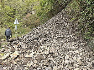 觀霧大鹿林道東線12K處坍方 山友小心通行