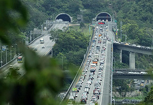 清明連假首日出遊潮 國道午後車流量大局部壅塞