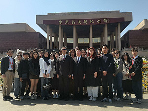 馬辦帶台灣同學參觀台兒莊紀念館、體會戰爭殘酷