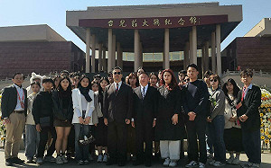 馬辦帶台灣同學參觀台兒莊紀念館、體會戰爭殘酷