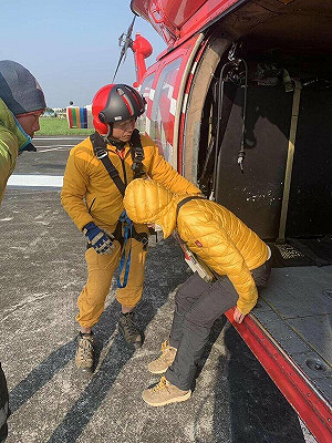 女隨隊攀南三段疑高山肺水腫求援  直升機救出