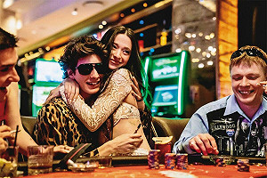 【娛樂透視】《艾諾拉》獨得四奧斯卡 西恩貝克小成本拍片立標竿