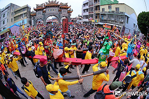 學甲慈濟宮上白礁謁祖祭典登場  300餘陣頭超級煙火秀高潮迭起