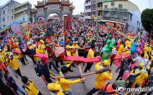 學甲慈濟宮上白礁謁祖祭典登場  300餘陣頭超級煙火秀高潮迭起