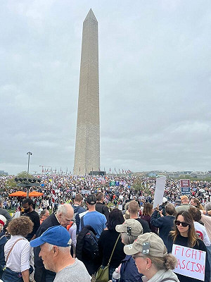 川普政策掀民怨!多國城市、全美多地爆發示威高喊「把髒手拿開」