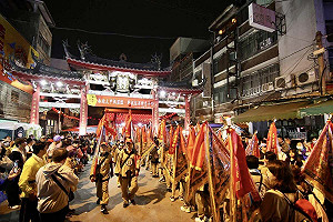 大甲媽遶境彰化爆推擠衝突 彰警壓制2人並帶回管束