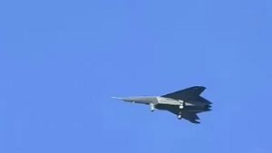 比殲-20更狠!殲-50戰機高清照流出 蘭姆達機翼、向量噴管通通上身