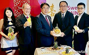 黃偉哲赴新加坡行銷臺南鳳梨  成功上架新加坡大型連鎖超市