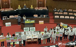 綠要卓榮泰關稅專案報告又鎖議場後門　黃國昌批：當家鬧事　玩哪招？