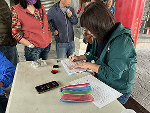 罷免藍委丁學忠  蘇治芬繳7500份連署書「拔釘」網友大讚：連署超人！