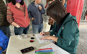 罷免藍委丁學忠  蘇治芬繳7500份連署書「拔釘」網友大讚：連署超人！