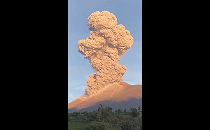 (影) 菲律賓火山突然爆發 4000 公尺火山灰柱直衝天際
