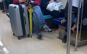 (影)鋒面發威！淡水捷運「車廂積水」  傻眼：車廂人都舉著腳