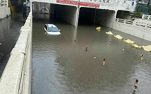 雨彈炸桃園   淹水意外釀車泡水、1工人遭沖走    