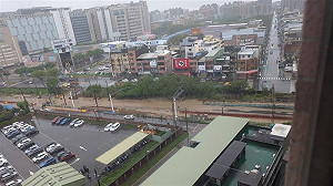 豪雨致災!南桃園鐵路「遭淹沒」台鐵揭補償措施