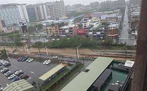 豪雨致災！南桃園鐵路「遭淹沒」台鐵揭補償措施