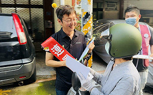 身披值星帶「連署找我」 江肇國化身小蜜蜂「讓不適任立委離開國會」