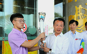 嘉義縣參加114年全國中等學校運動會授旗儀式及聖火傳遞  翁章樑期盼代表隊旗開得勝、勇奪佳績