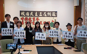 台大生收連署遭教授嗆「綠蟾蜍滾」立委、民團轟：打壓言論自由 民主倒退