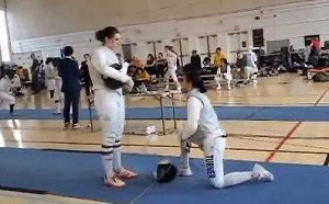 跨性別爭議再起! 女選手跪地拒與變性選手競賽 緬因州支持變性參賽釀爭吵