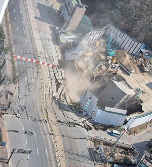 快訊》建築物陷落 路面變形! 韓京畿道地鐵施工現場坍塌 2工人失蹤