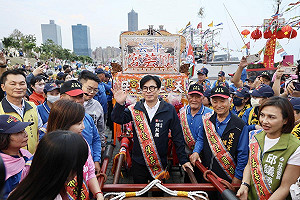 鳳芸宮媽祖海巡返程駐駕高雄港 陳其邁發放壓轎金保平安