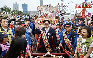 鳳芸宮媽祖海巡返程駐駕高雄港 陳其邁發放壓轎金保平安