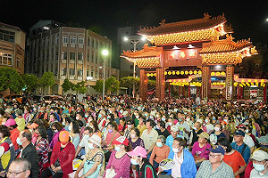 挺台灣顧高雄宣講晚會 賴瑞隆鎮港旗2000人熱烈支持