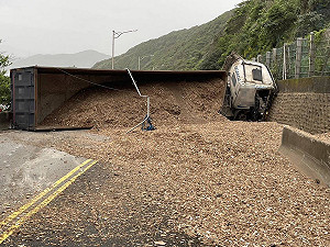 曳引車瑞芳台2線翻覆木屑滿地 雙向交通一度受阻