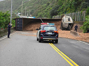 台2線大貨車翻覆道路堵死　緊急恢復單線通行了