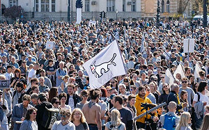 灰色是新彩虹？萬人身披灰衣諷刺奧班「灰色驕傲」  反擊同志遊行禁令