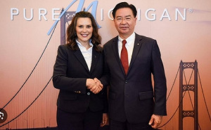 密訪白宮慘遭算計出賣? 「意外」同框川普 民主黨籍密西根州長急遮臉