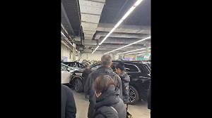 (影) 問界M7瀋陽車展暴衝撞4車! 南寧電動車爆炸照亮夜空、無人貨車「外送」機車
