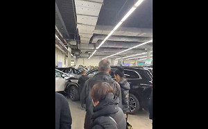 (影) 問界M7瀋陽車展暴衝撞4車! 南寧電動車爆炸照亮夜空、無人貨車「外送」機車