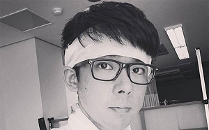 阿滴日本住院治療多年舊疾！「全身包繃帶」模樣曝光