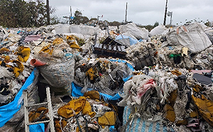 桃市查獲逾囤萬噸廢塑料擬非法出口 不法得利近4億 