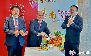 新加坡食品展後首批銷星鳳梨今裝櫃   黃偉哲：盼一試成主顧