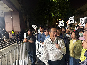 藍委到北檢力挺罷吳青年軍!沈伯洋:你們的聲援不過是另一種消費