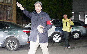 宋建樑戴納粹符號臂章抵新北檢複訊 交保後離開