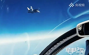 中美主力艦載機罕見同框! 「飛鯊」殲-15與「超級大黃蜂」海上對峙曝光 