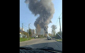 (影) GBU-39炸彈狂轟庫爾斯克!改造版Su-27搭載美彈藥 俄軍工廠冒大火