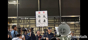 (影)藍營支持者激動想衝進北檢 中正一分局長舉牌勸離