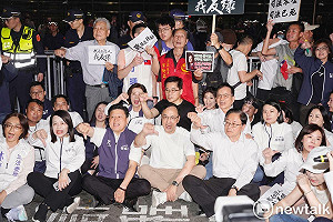 藍營衝北檢推倒拒馬 朱立倫率眾高喊「賴清德下台」