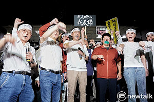 台北市長被舉牌警告 卓冠廷列藍營衝北檢5大名場面:地獄梗實境秀