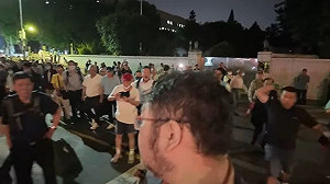 (影)北檢外藍營支持者暴力曝光! 四叉貓遭包圍辱罵、淋頭爆砸水瓶