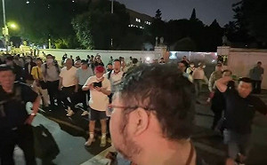 (影)北檢外藍營支持者暴力曝光！ 四叉貓遭包圍辱罵、淋頭爆砸水瓶