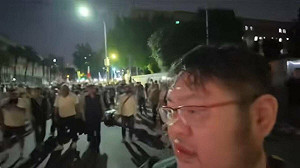 (影)四叉貓遭藍營支持者攻擊、辱罵「人妖」律師諷:遇到共產黨 他們會乖乖跪下