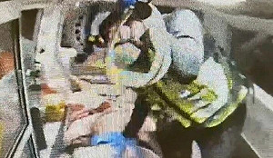苗栗男持雙刀挾持同居女友遭警擊斃 母怨:警方沒積極勸說就開槍