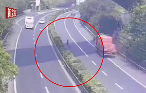 【有片】高速公路飛出輪胎!中國女服務區休息慘遭爆頭身亡 夫全程目睹